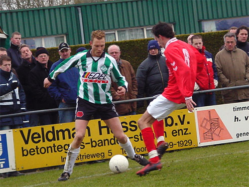 Berry halfwerk in duel met Excelsior speler Sjors Brugge (Foto Helmich Lubberts)
